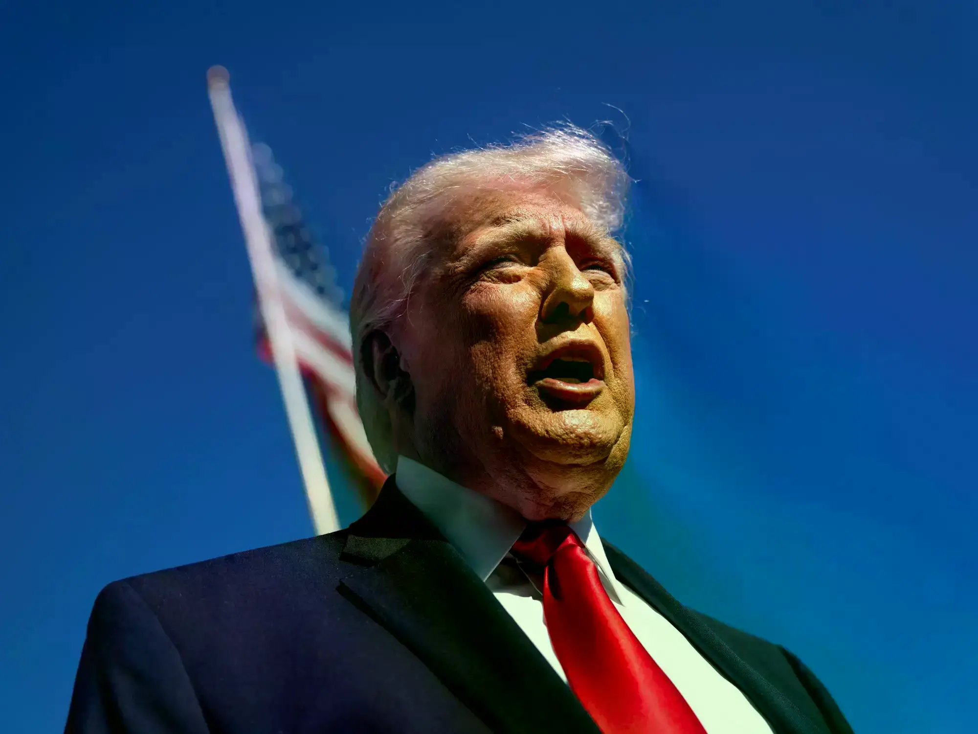 El presidente estadounidense Donald Trump habla con los medios antes de partir de la Casa Blanca.