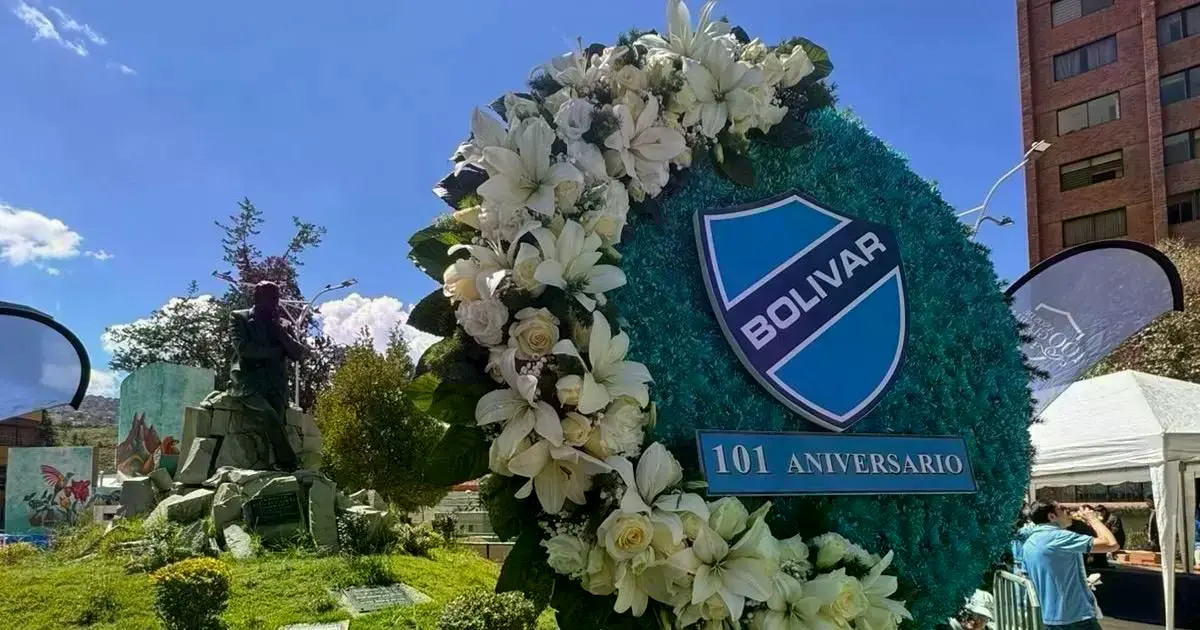 La ofrenda floral a los pies del monumento a Mario Mercado.