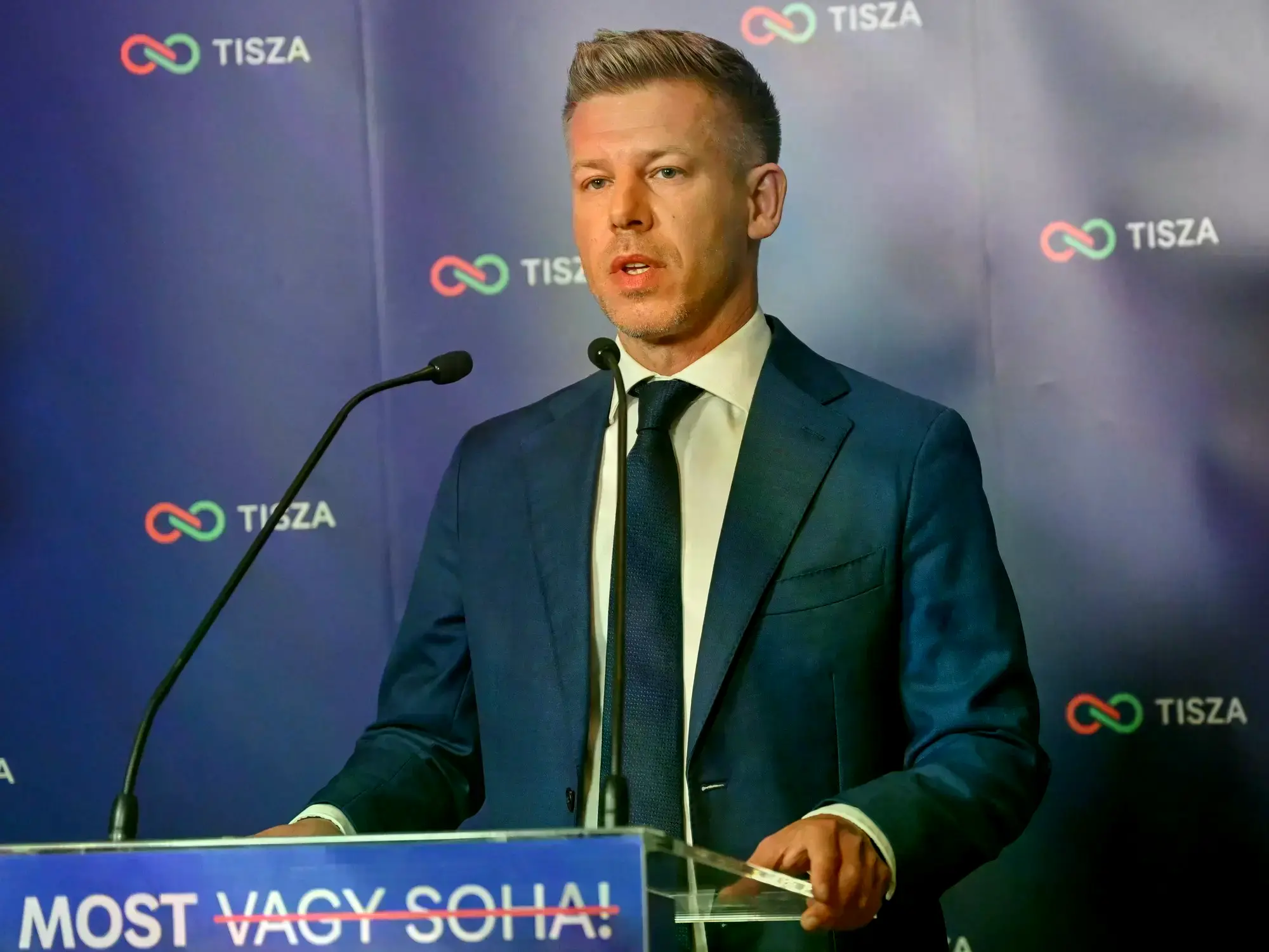 Peter Magyar ofrece una rueda de prensa tras el cierre de los colegios electorales en Budapest.