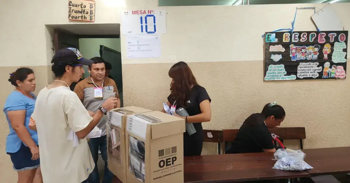 Imágenes de la votación en Santa Cruz durante la primera vuelta.