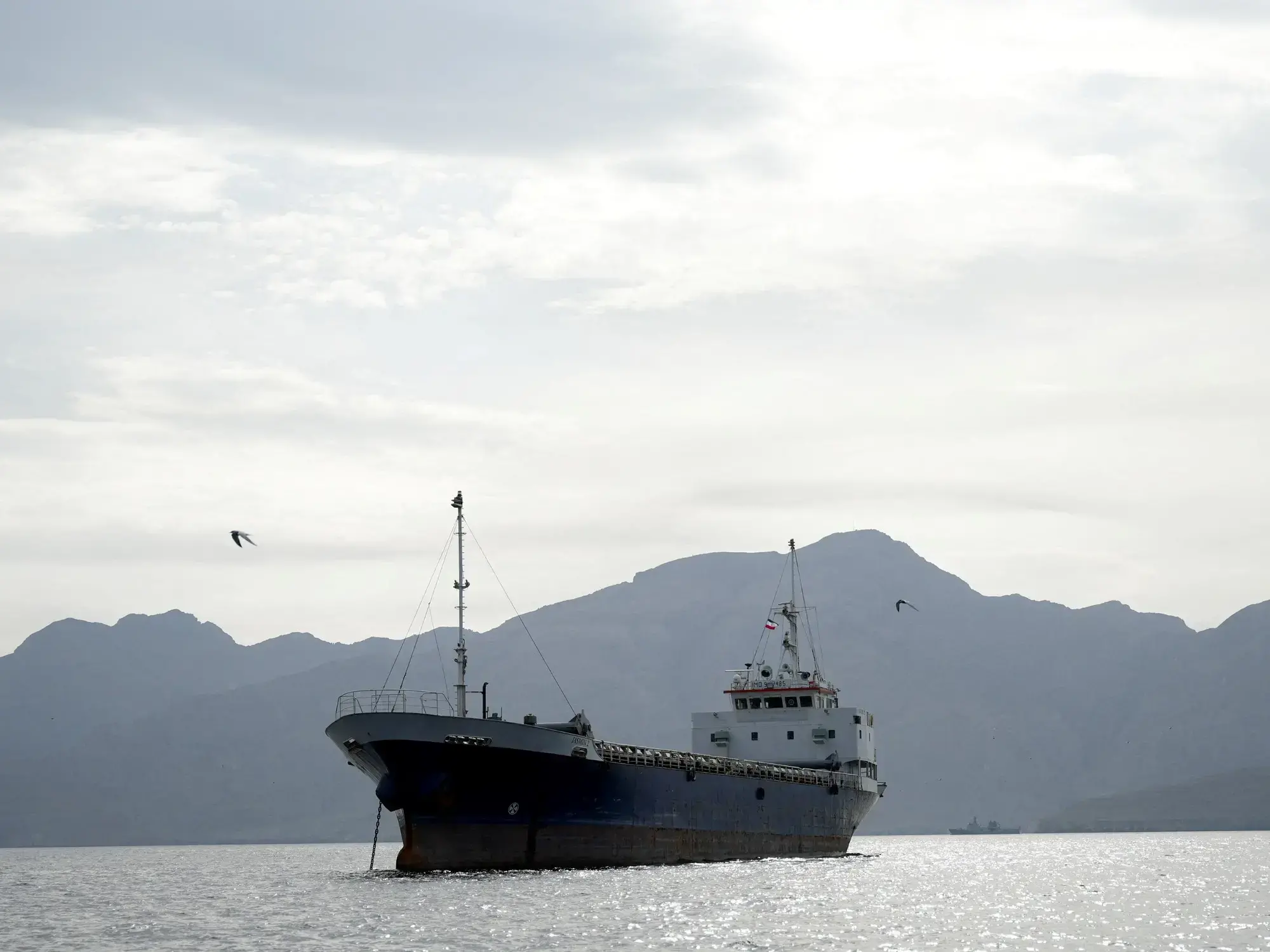 Un buque en el estrecho de Ormuz, frente a la costa de la provincia de Musandam, en Omán.
