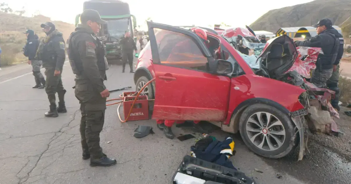 El vehículo rojo involucrado en el accidente quedó con serios daños en su parte delantera.