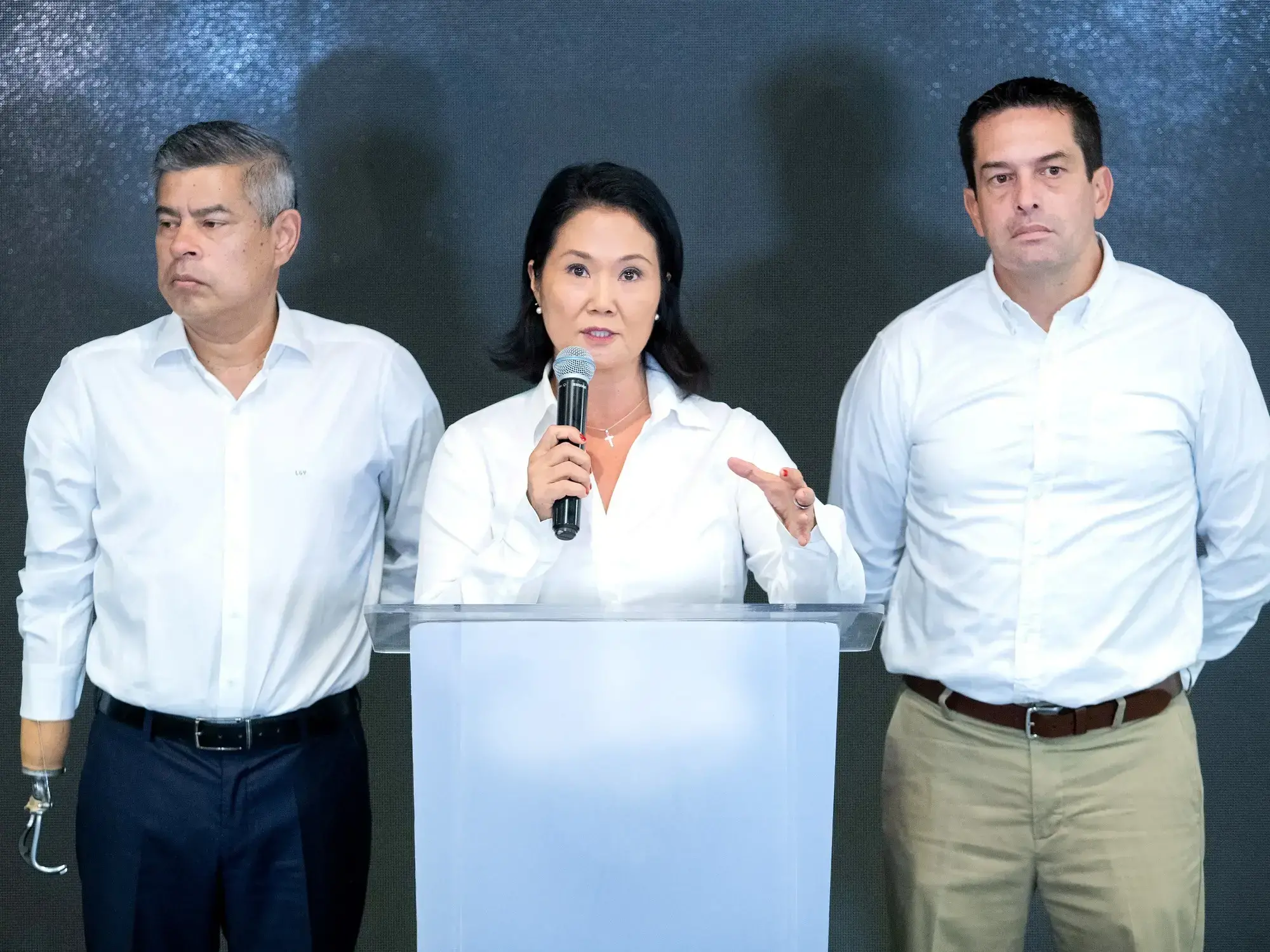La candidata presidencial peruana Keiko Fujimori habla en una rueda de prensa en un hotel en Lima.