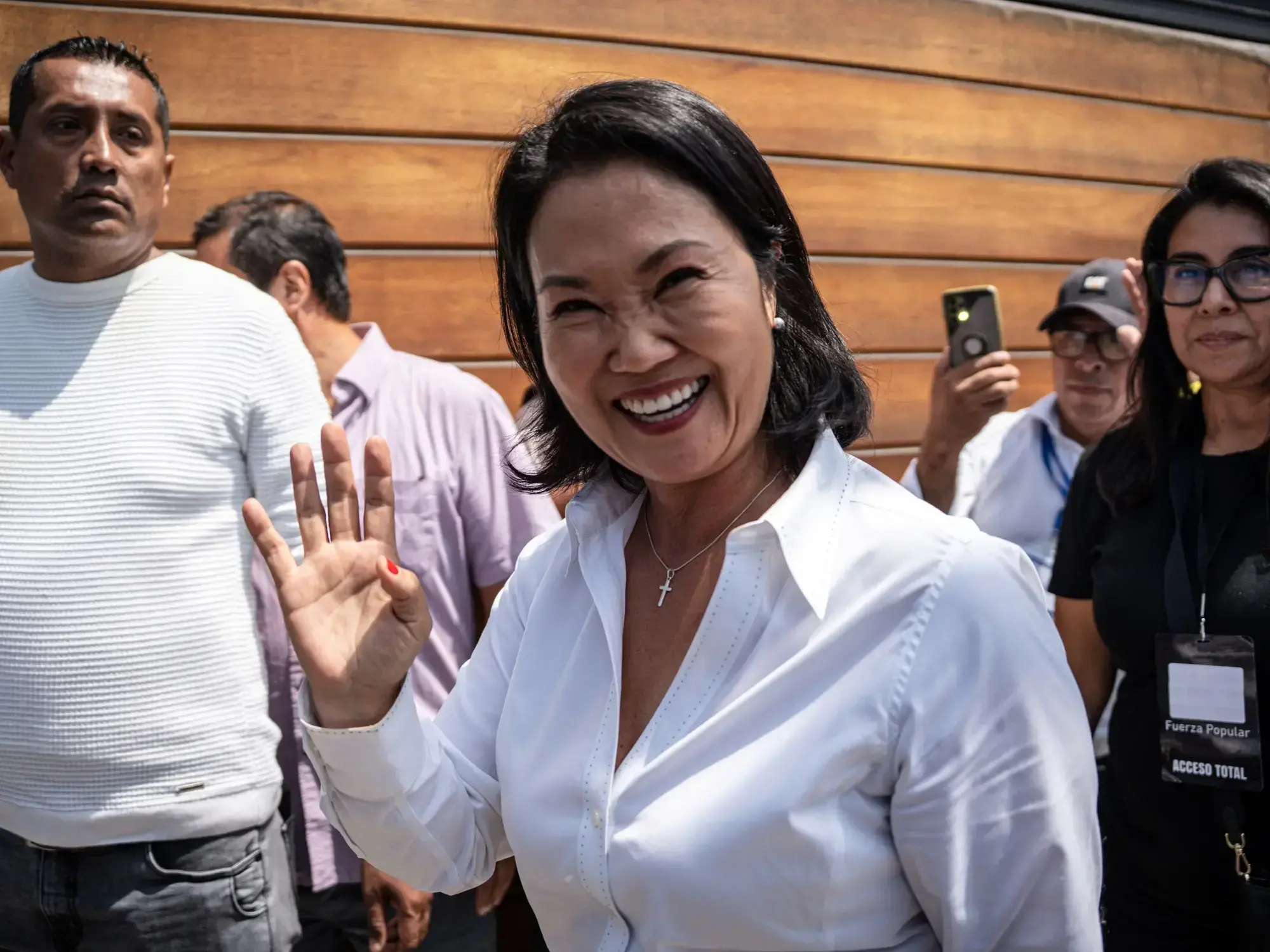 Keiko Fujimori saluda al llegar a su lugar de votación en Lima.