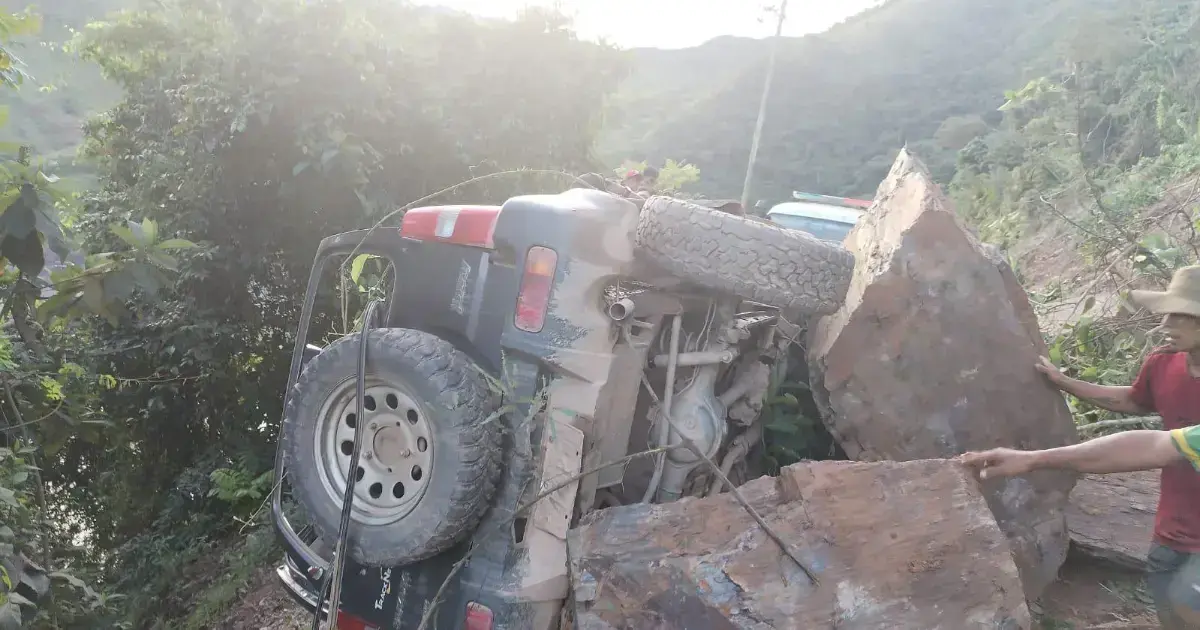 El vehículo quedó con daños tras ser arrastrado por el deslizamiento.