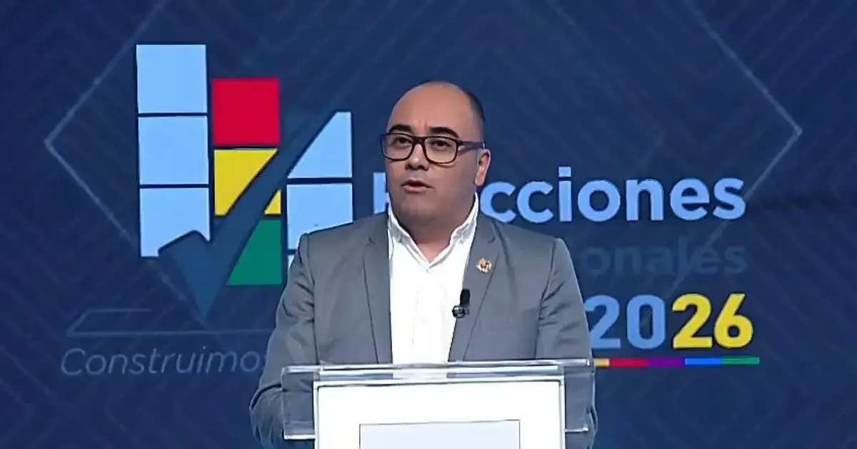 Gustavo Ávila durante el debate de candidatos a gobernador de Santa Cruz.
