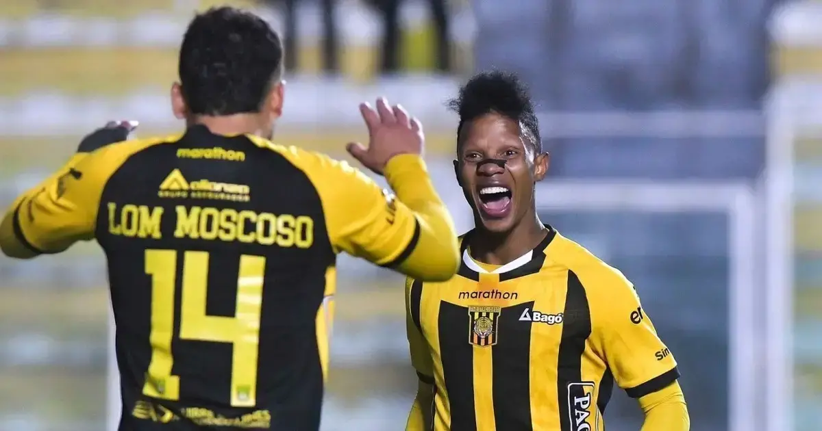 Lom (14) celebra con Estacio. Los dos anotaron en la victoria del Tigre.