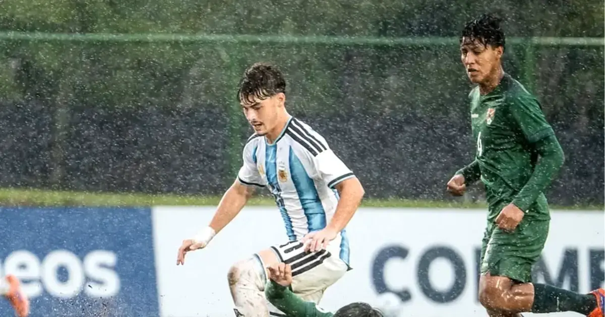 Jugadores de Bolivia y Argentina en el partido Sub-17.