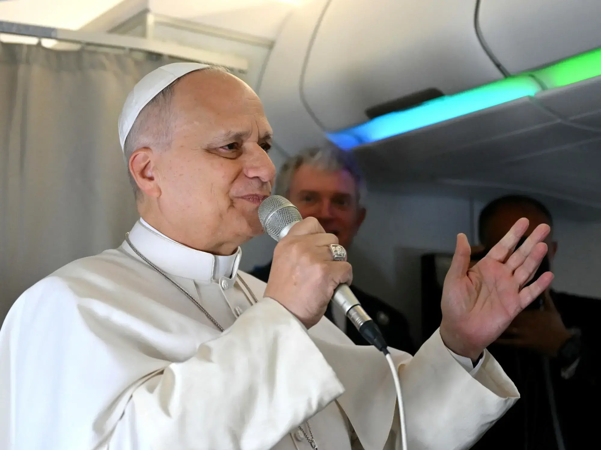 El Papa León XIV habla con periodistas en el vuelo a Argel.