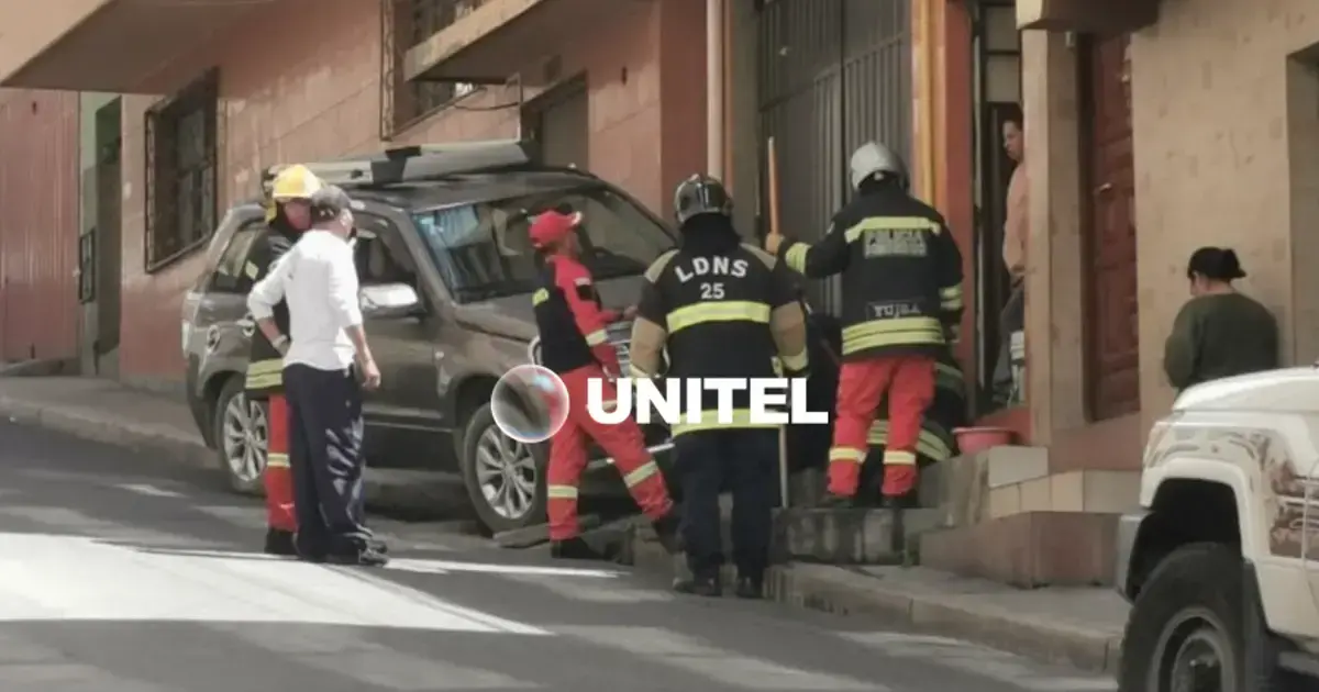 El vehículo que se estrelló en Alto San Pedro, en La Paz.