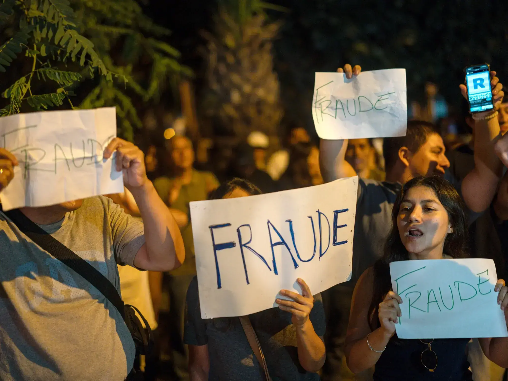 Peruanos protestan por las demoras e incidentes en las elecciones presidenciales.
