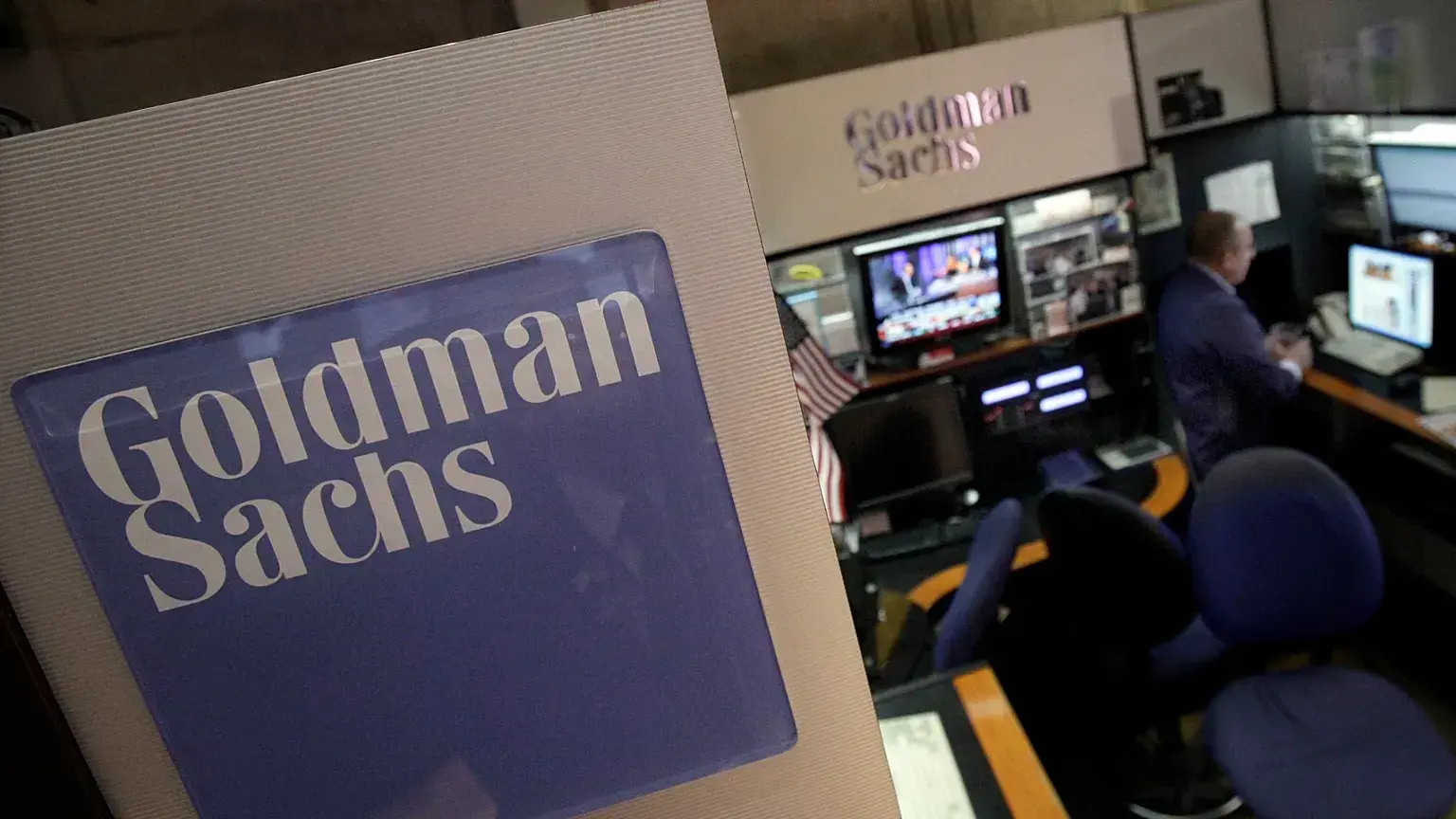 Un operador trabaja en el puesto de Goldman Sachs en la Bolsa de Nueva York, marzo de 2012.