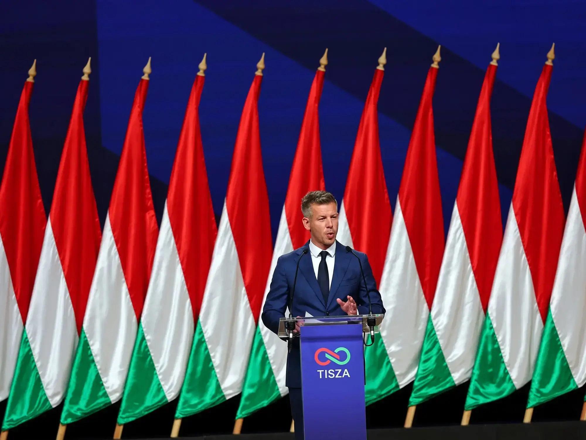 Péter Magyar, líder del Partido Tisza de Hungría, habla en una conferencia de prensa.