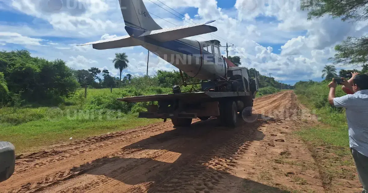 La avioneta fue trasladada vía terrestre para realizar las investigaciones.