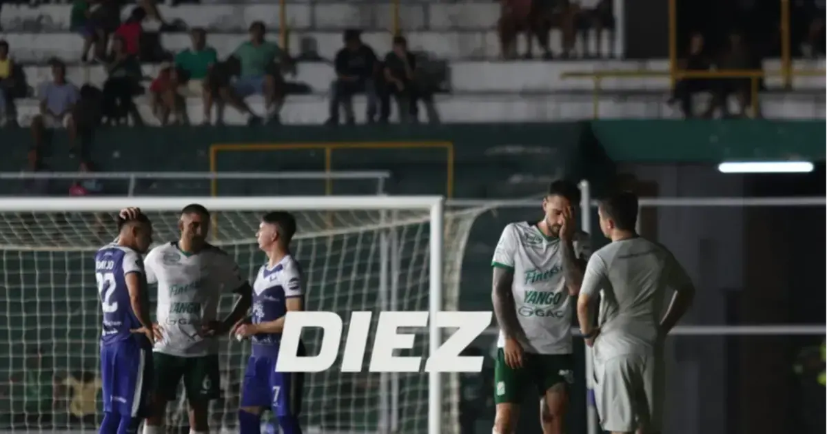 Los jugadores de Oriente y GV San José durante el apagón en el Tahuichi.