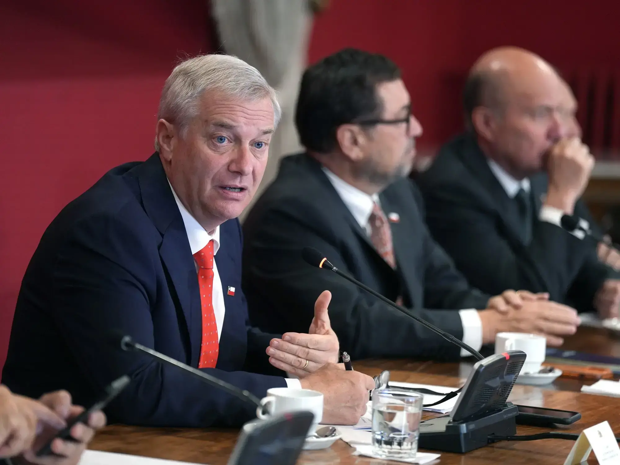 El presidente José Antonio Kast hablando durante un consejo de gabinete en el palacio de La Moneda, en Santiago.