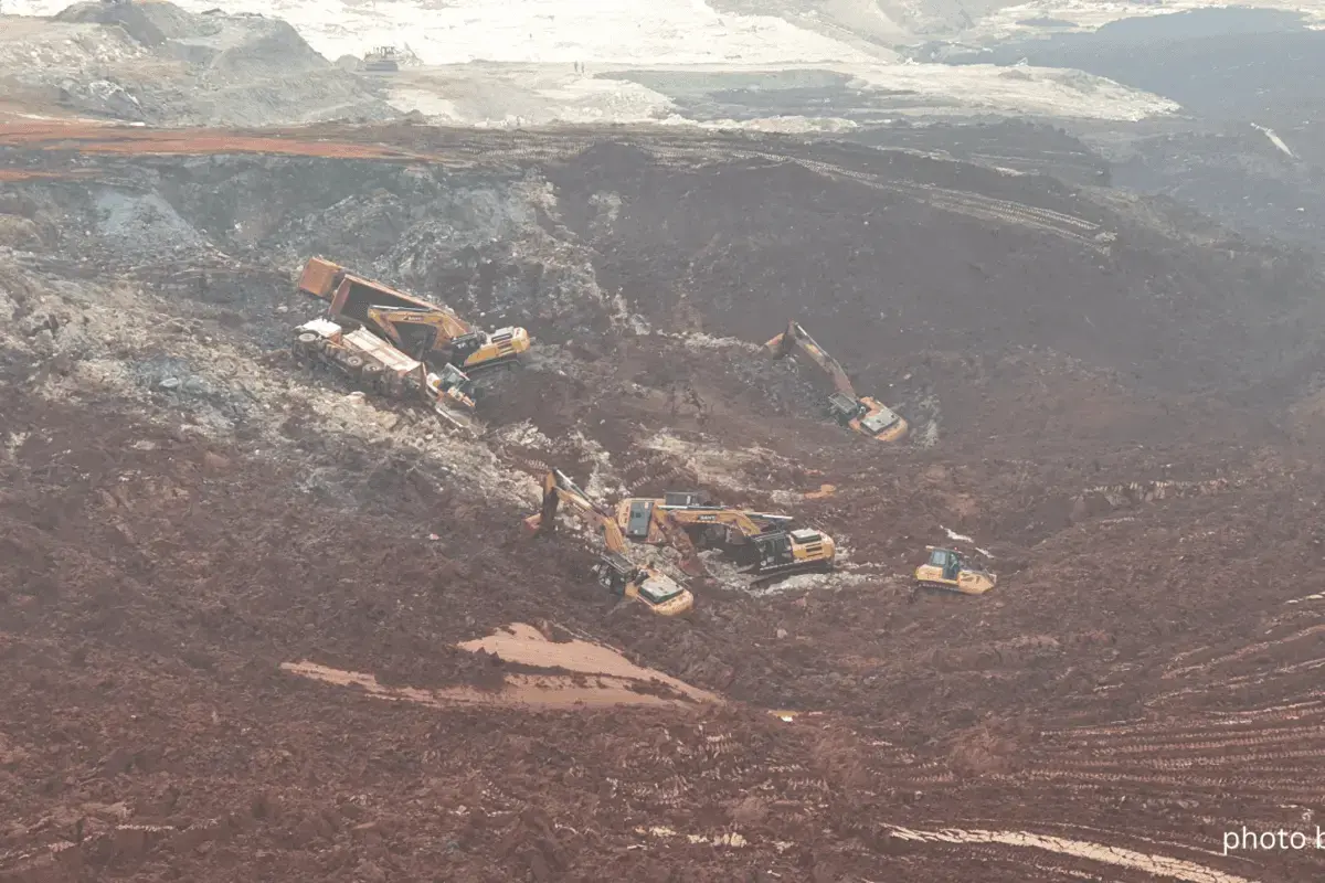 Maquinaria pesada enterrada por un deslizamiento en una instalación de residuos mineros en Indonesia Morowali Industrial Park