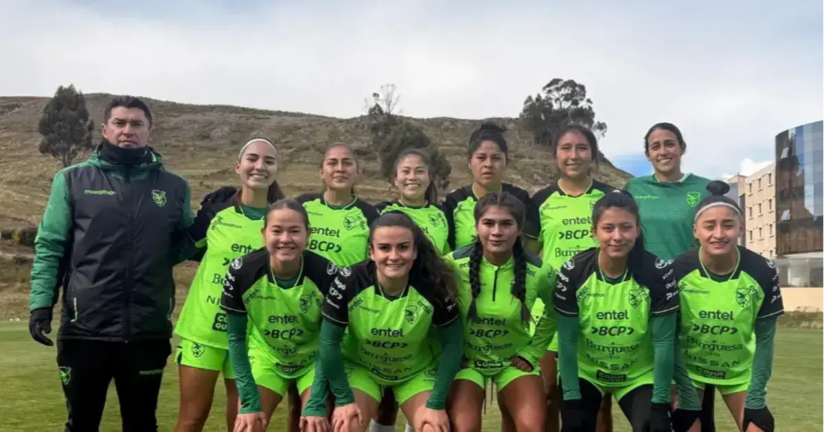 La selección absoluta durante un entrenamiento en Huarina.