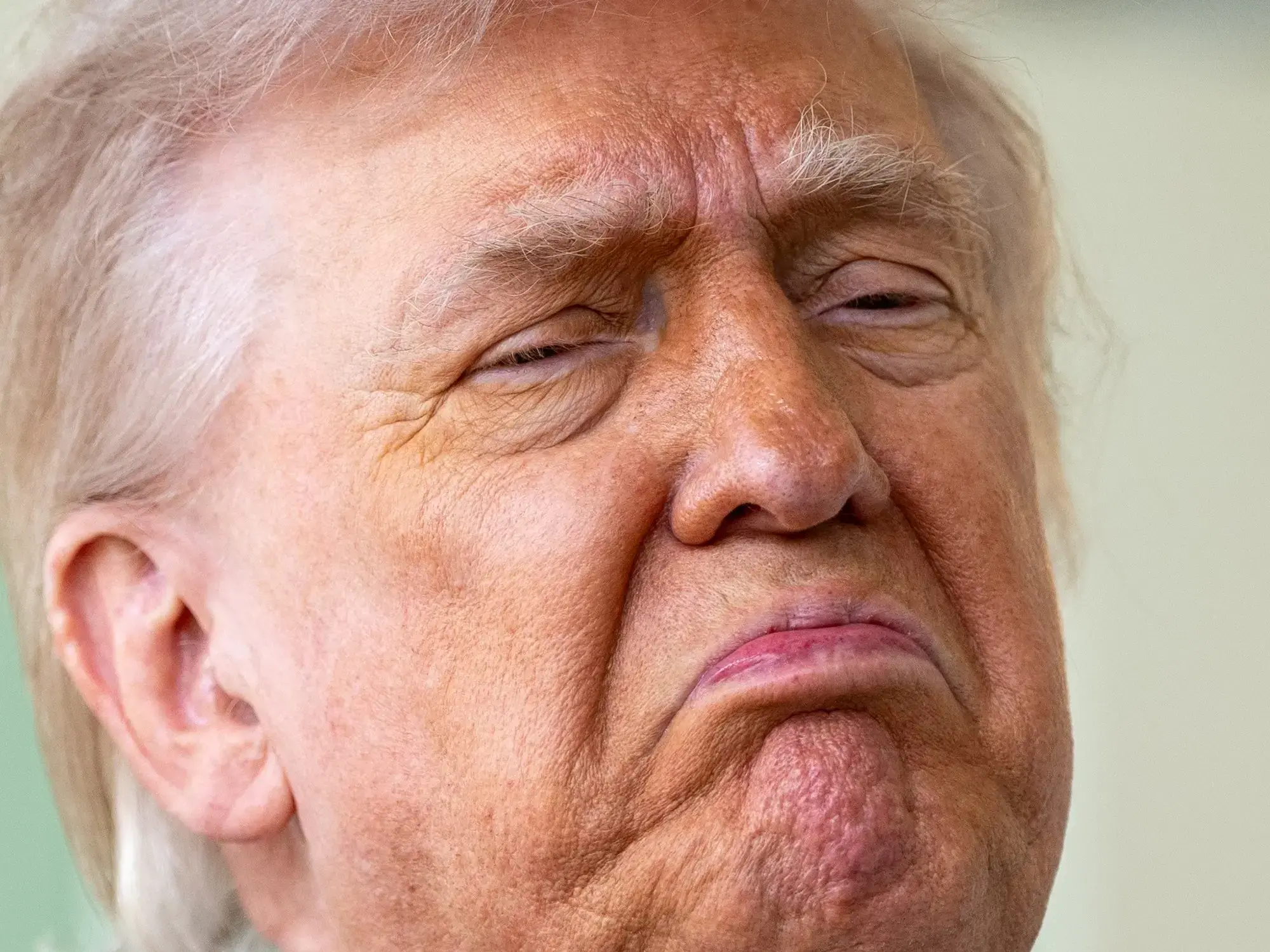 Donald Trump fotografiado desde la parte exterior del Salón Oval.