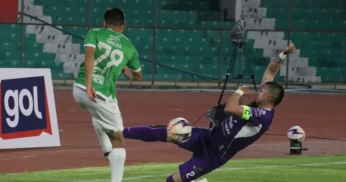 DiegO Wayar (izq.), de Tomayapo, disputa el balón con Juan Pablo Rioja.