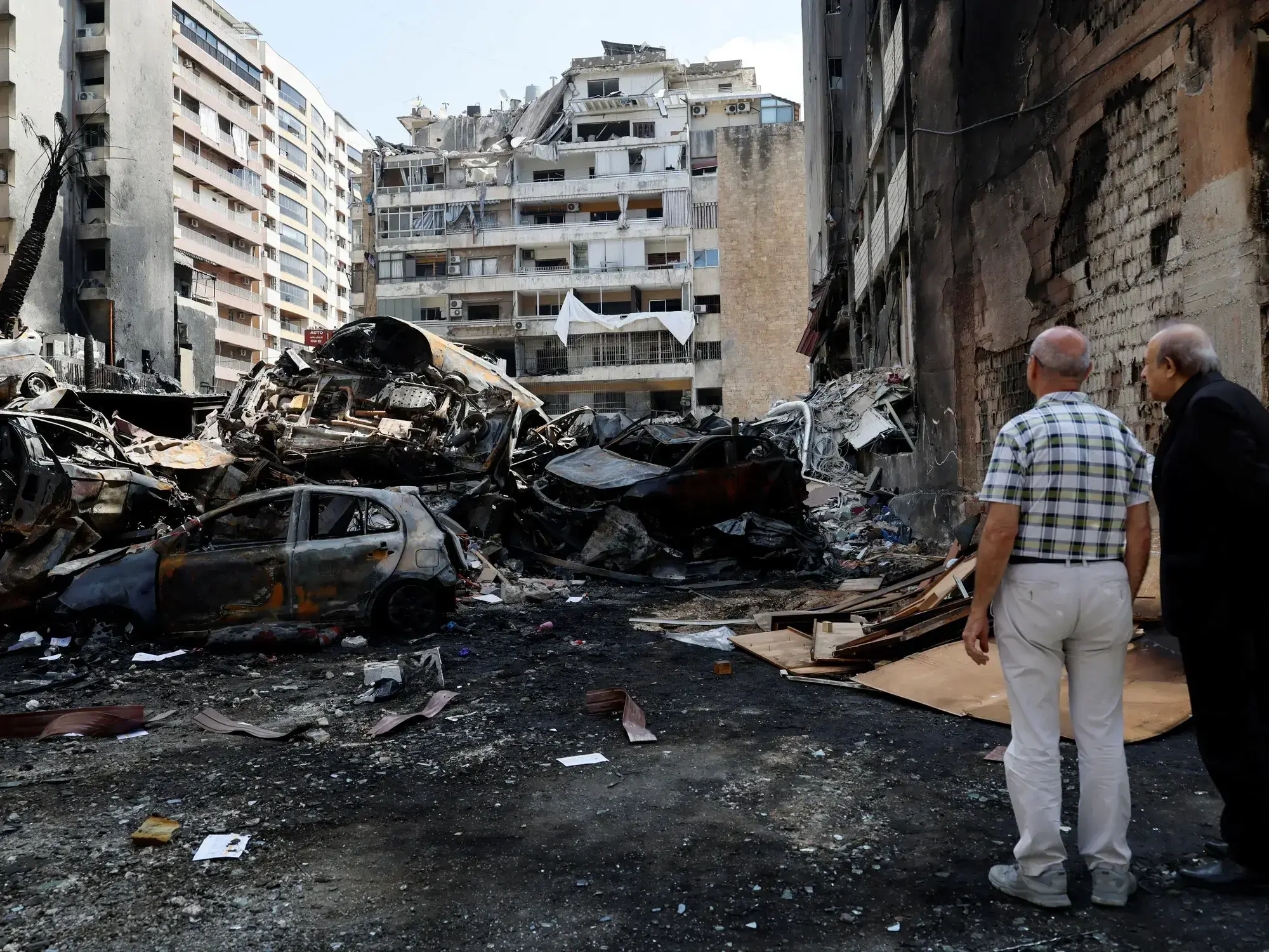 Autos y edificios destruidos en Beirut tras un ataque israelí.