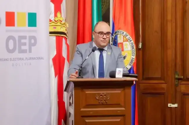 El presidente del TSE, Gustavo Ávila, en un acto en la Universidad.