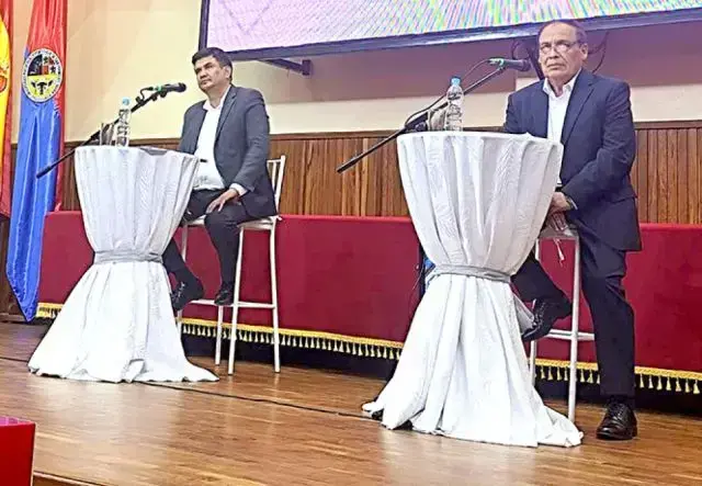 Luis Ayllón y Franz García durante el debate.