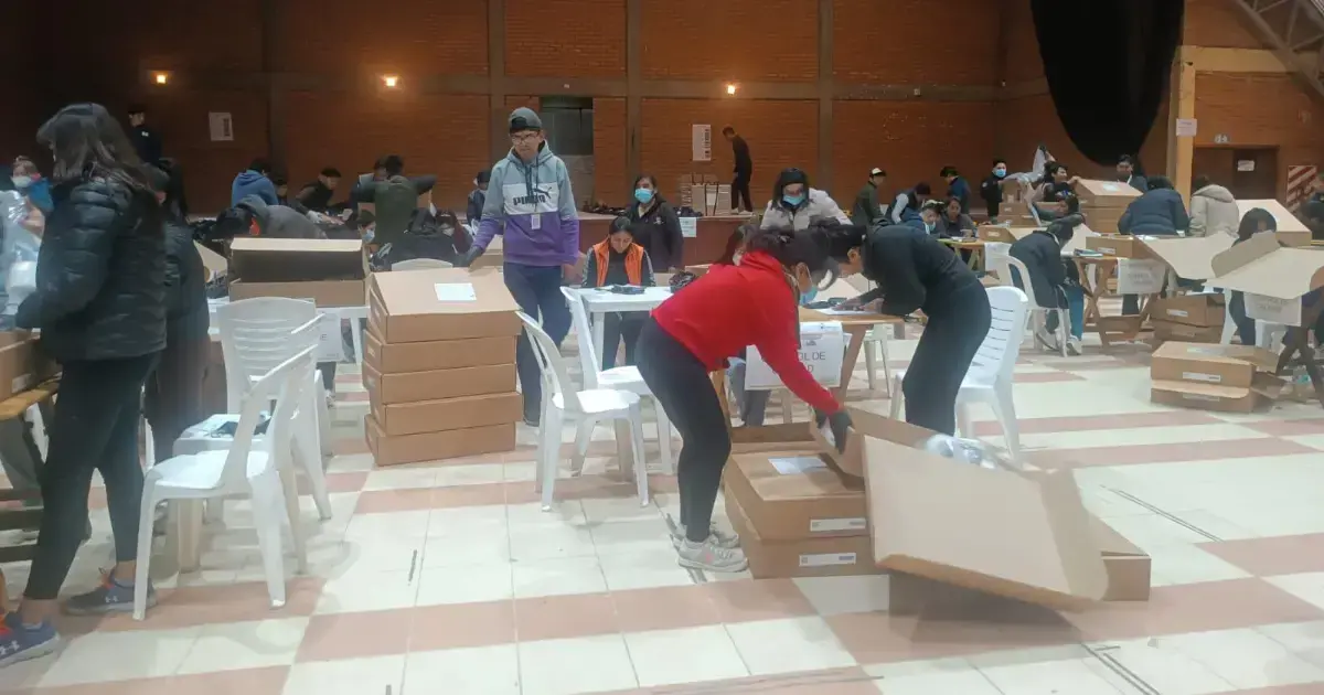 El centro de logística en Oruro, donde se preparan las maletas electorales.