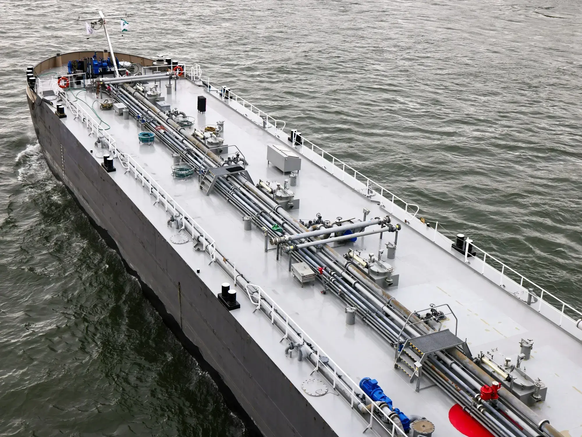 Un barco petrolero avanza por las aguas de Rin, en Alemania.