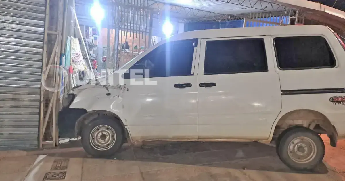 Minibús accidentado contra la fachada de un inmueble.