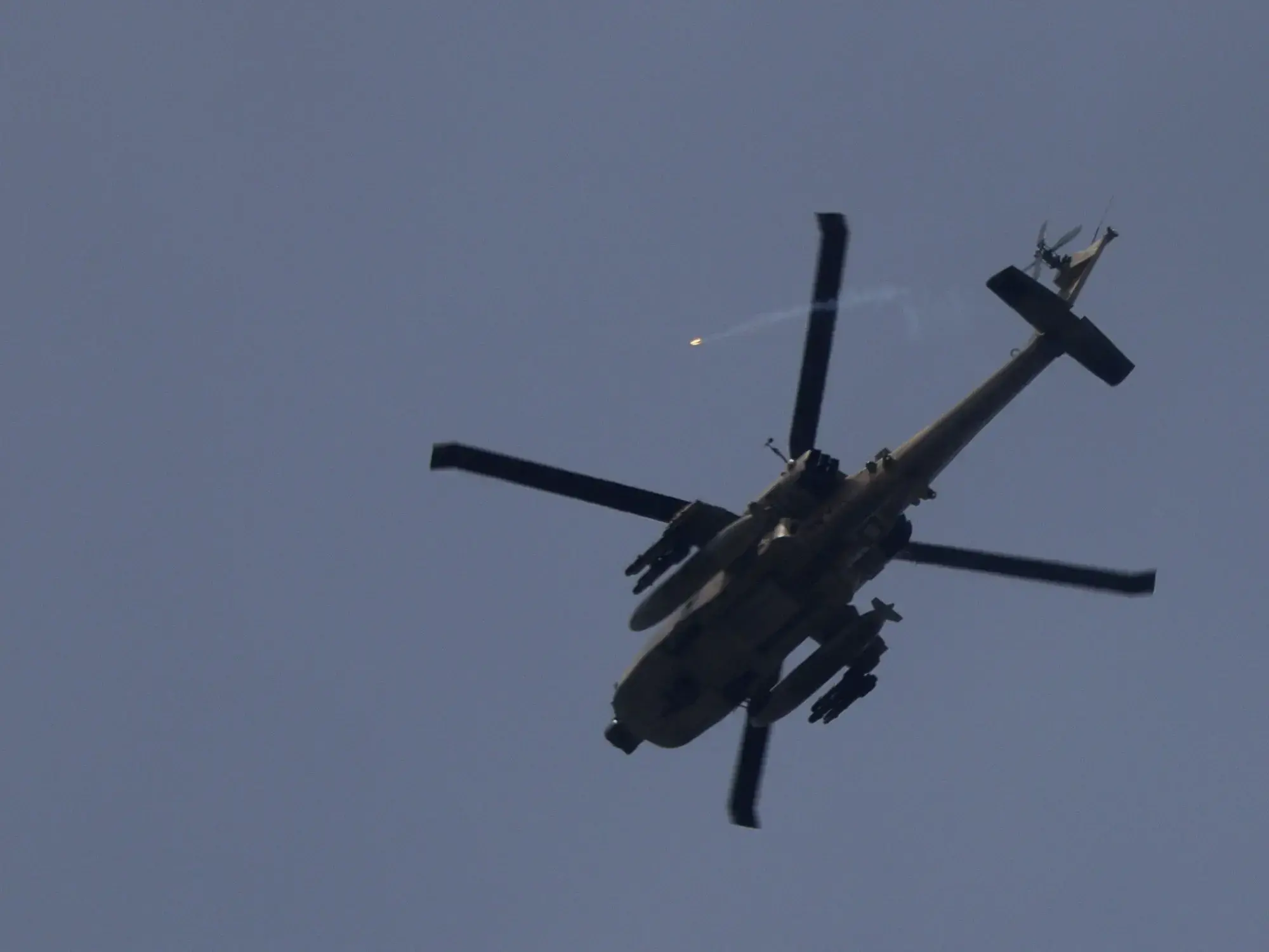Un helicóptero israelí lanza bengalas durante un vuelo sobre el sur del Líbano.