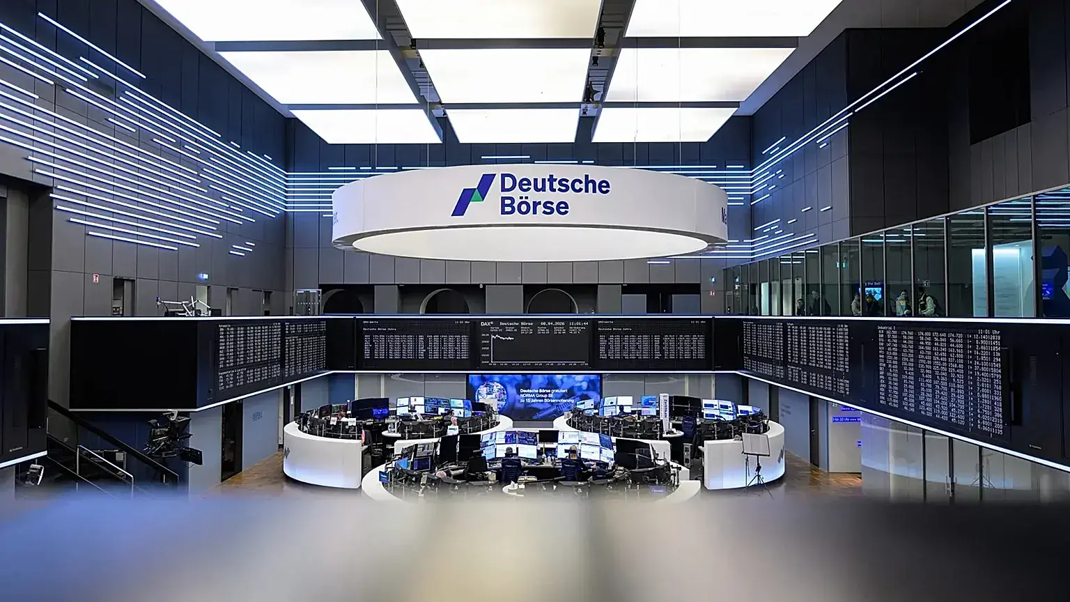 La sala de negociación con paneles informativos en la Bolsa de Fráncfort durante el miércoles 8 de abril de 2026.
