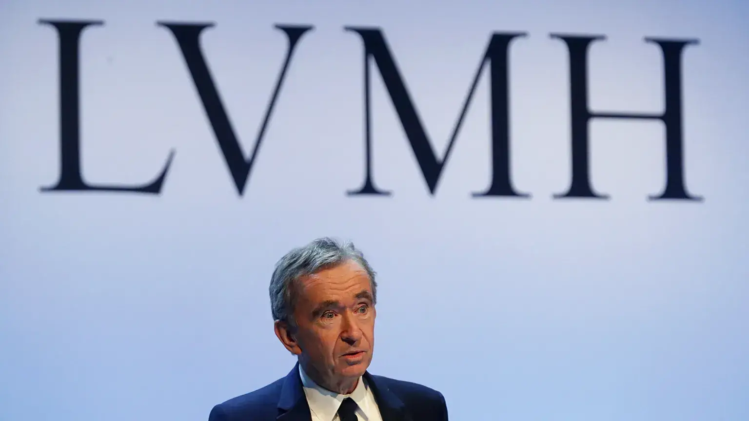 El consejero delegado de LVMH, Bernard Arnault, habla en una rueda de prensa en enero de 2020.