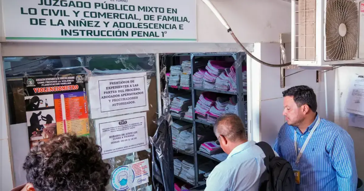 Personeros del Consejo de la Magistratura llegan al juzgado.