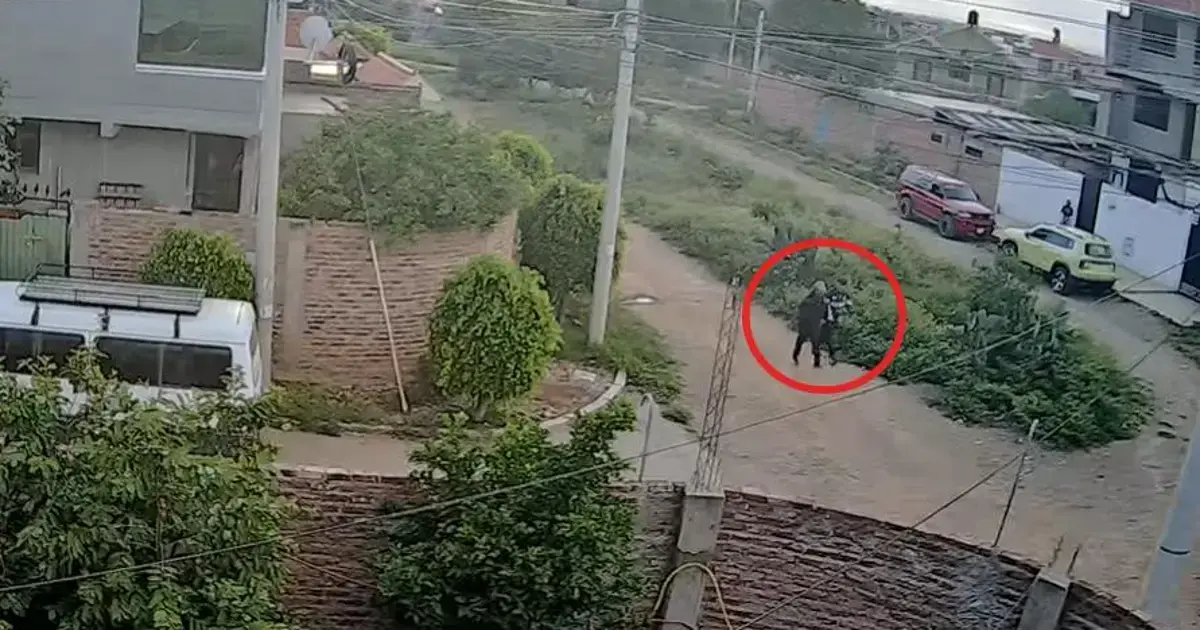 Momento en el que los delincuentes se acercan a las víctimas.