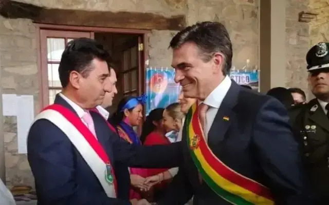 El presidente Rodrigo Paz saluda al alcalde de Tarija, Jhonny Torrez.