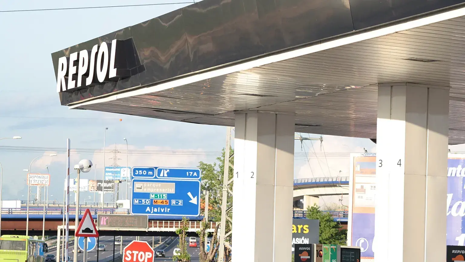 Gasolinera de Repsol junto a la A-2 en San Fernando de Henares, Madrid.
