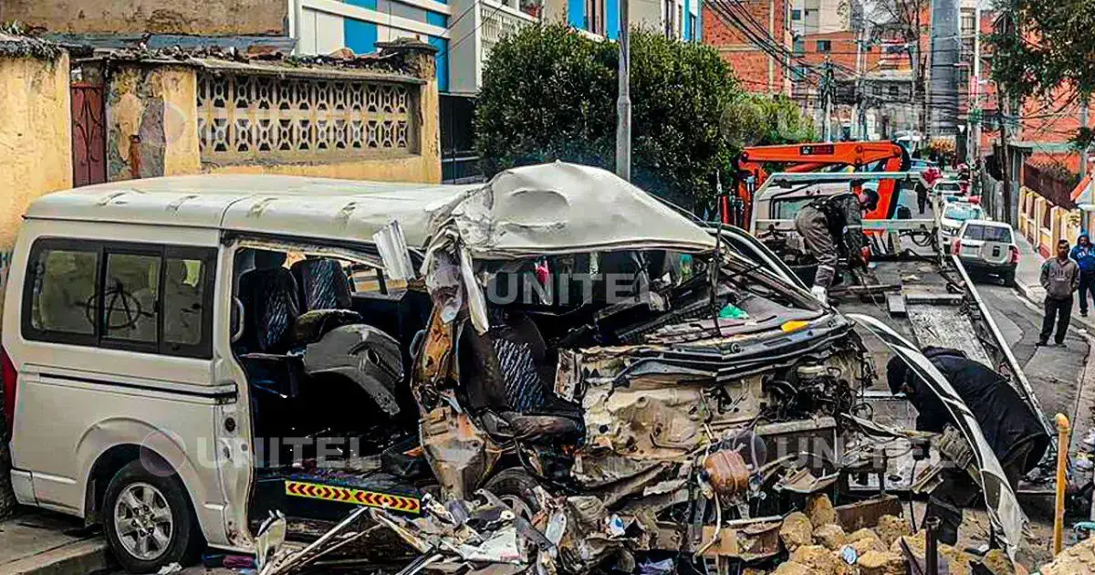 El minibús que sufrió el accidente en la zona Alto Sopocachi de La Paz.