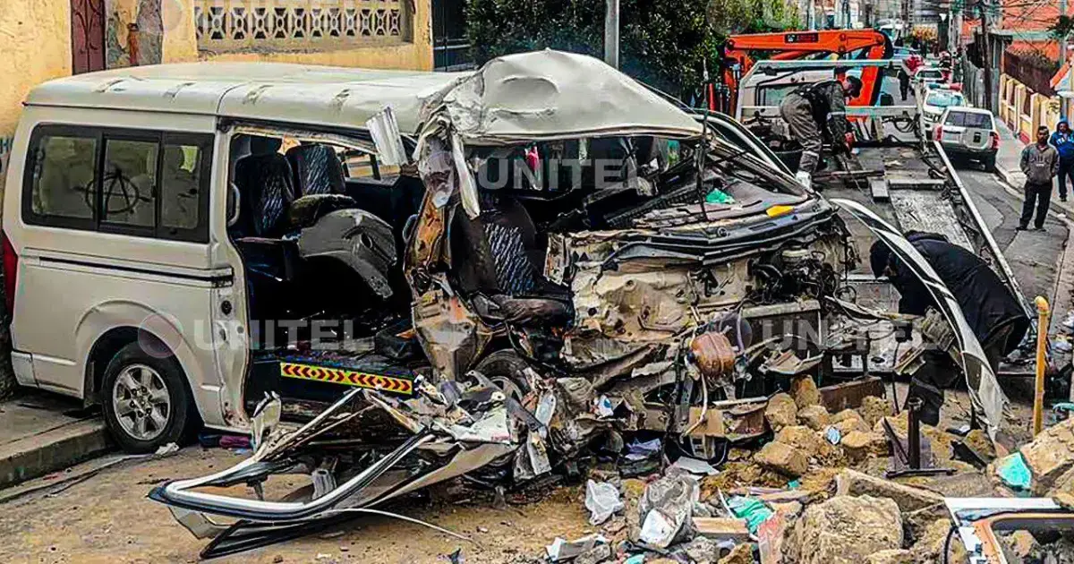El minibús que sufrió el accidente en la zona Alto Sopocachi de La Paz.
