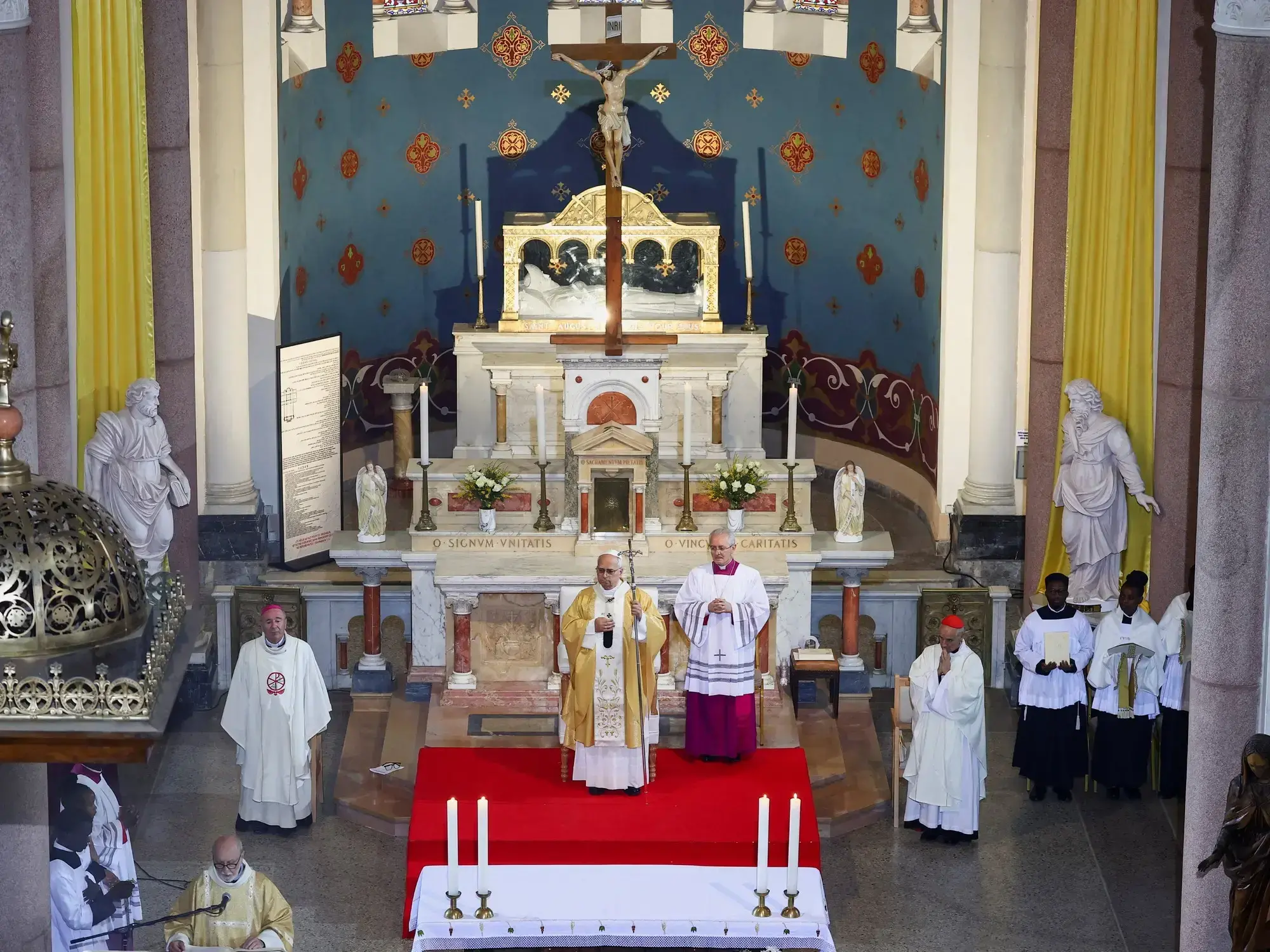 El Papa León XIV frente a la Basílica de San Agustín en Annaba, Argelia.