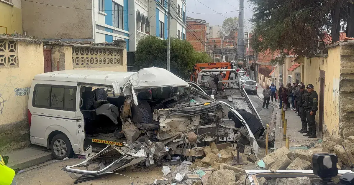 El minibús terminó con serios daños en la parte delantera.