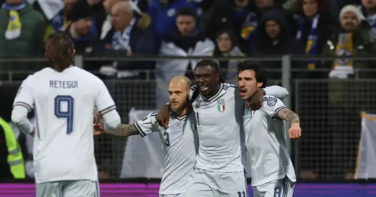 La selección italiana celebrando su gol ante Bosnia en el partido por el repechaje.