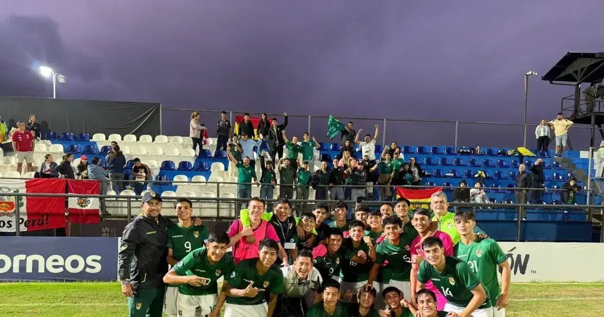 La selección boliviana Sub-17 festejando su clasificación a la siguiente fase.