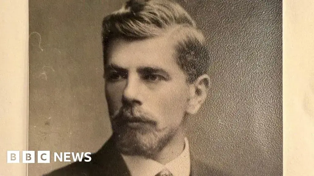 Fichas de membresía del partido nazi almacenadas en archivos.