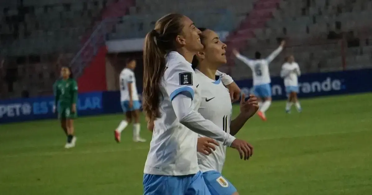 Ceballos, autora de un doblete, celebra con una compañera.