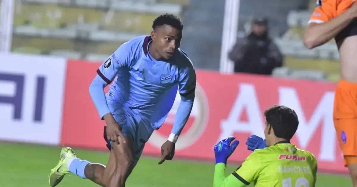 Romero dejó en el suelo al arquero Sánchez, que se lamenta por su error.