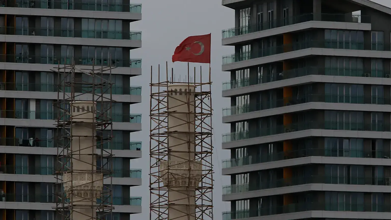 Un complejo de viviendas con una mezquita en construcción en Estambul, Turquía.