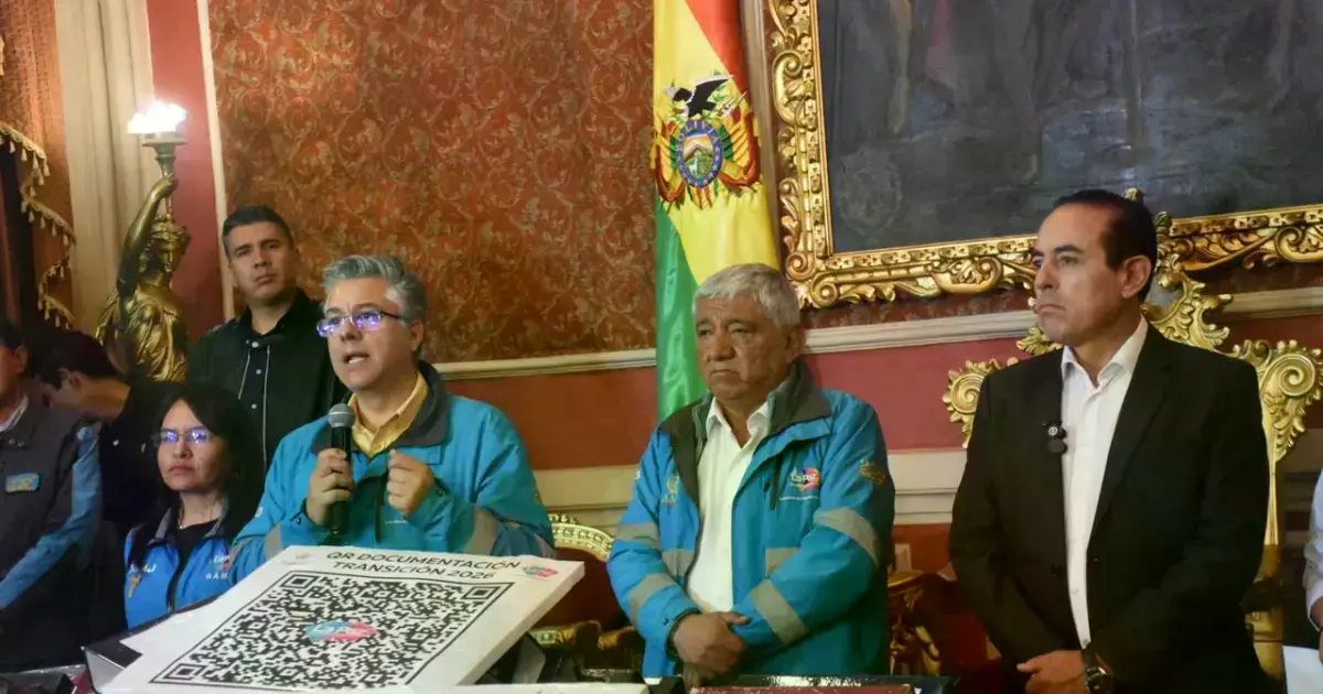 Iván Arias en el acto de entrega de documentación al alcalde electo, César Dockweiler.