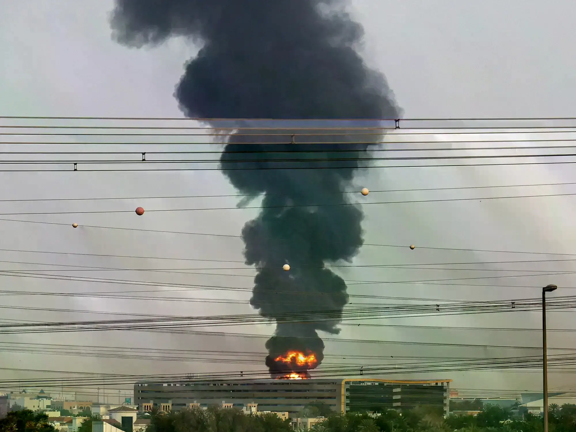 Un ataque iraní en las inmediaciones del Aeropuerto Internacional de Dubái.