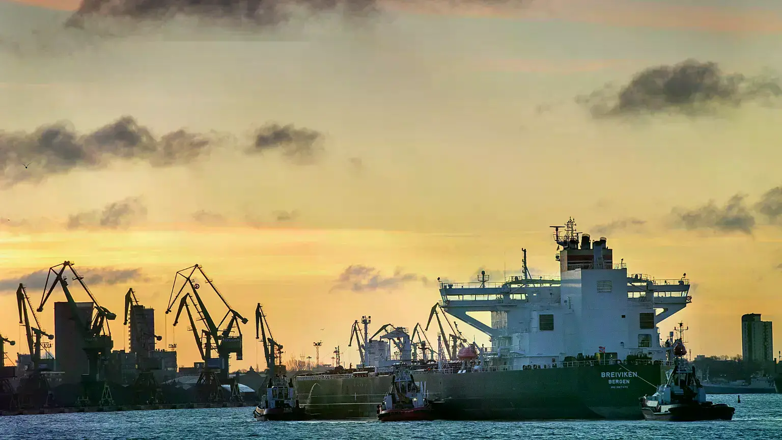 El petrolero de crudo noruego Breiviken es escoltado hasta la terminal petrolera de Klaipeda, en Lituania, el 23 de enero de